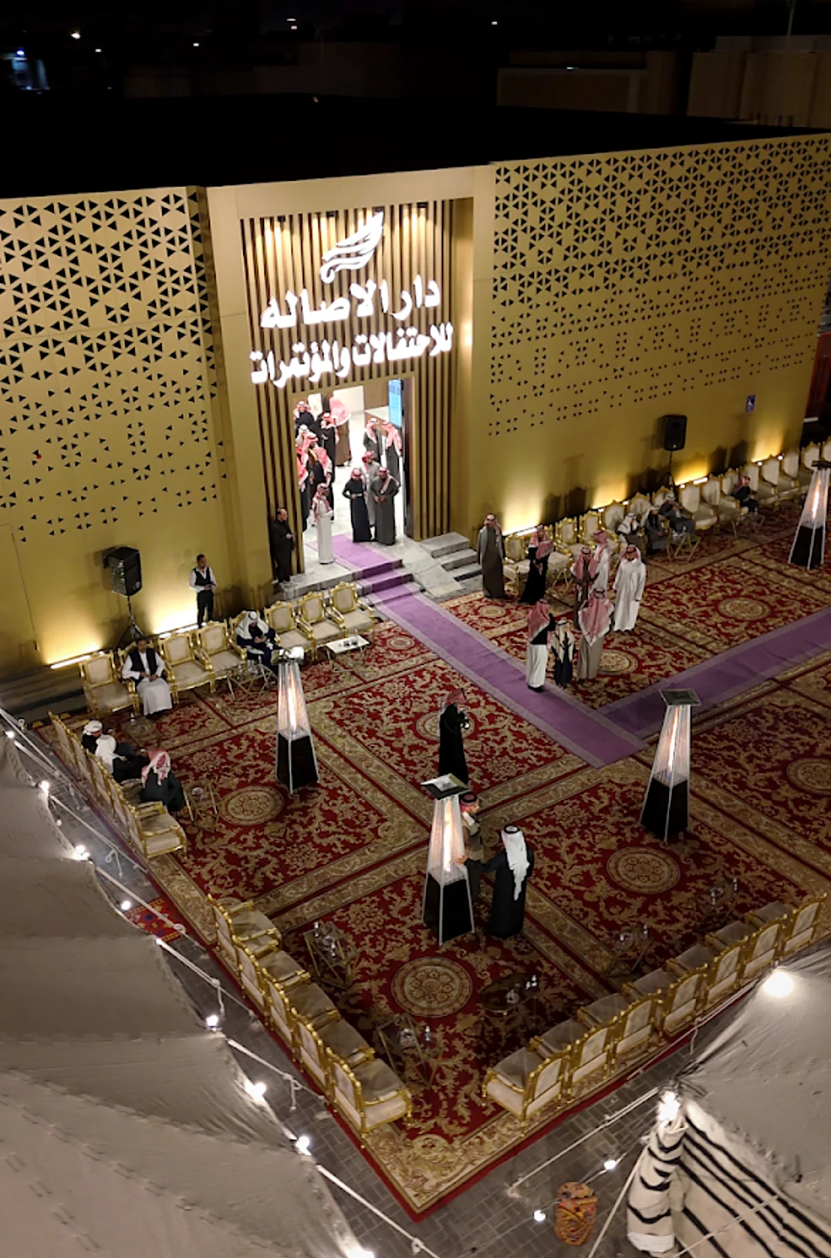 المجلس الخارجي أمام مدخل الدار